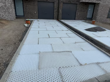 Chantier SALI BUILDING : pose de dalles et aménagement des abords devant des habitations neuves